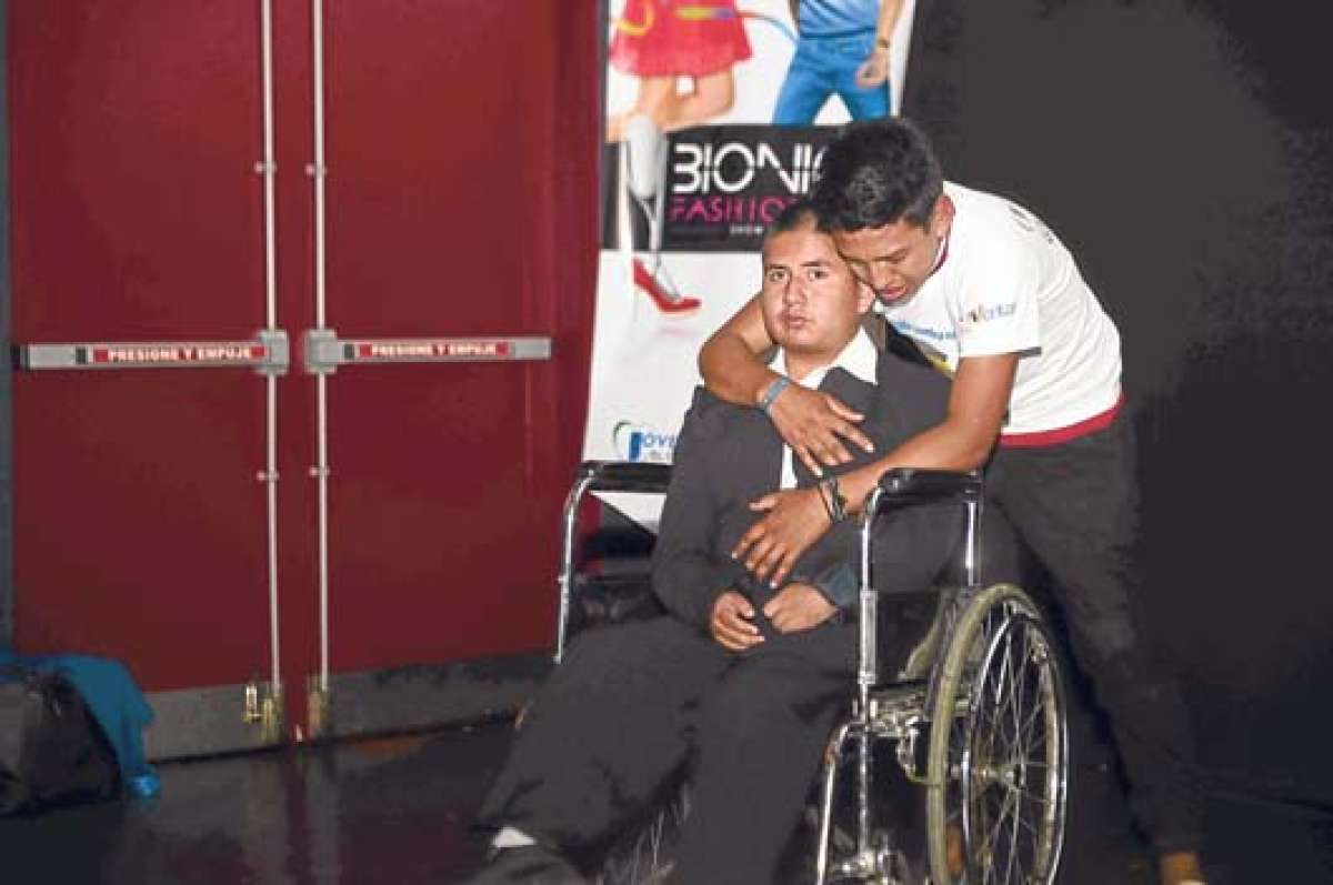 Jefferson (izq.) desde los 3 a&ntilde;os est&aacute; en constantes tratamientos. Ayer su amigo &Aacute;lex le brind&oacute; un sentido abrazo de agradecimiento por toda su ense&ntilde;anza. Foto: Carina Acosta / El Tel&eacute;grafo