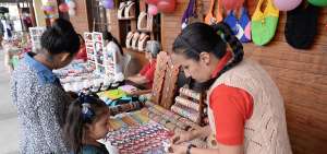 En las ferias ciudadanas, distintos emprendedores interact&uacute;an con los visitantes que recorren los estands. Se busca as&iacute; reactivar las estaciones