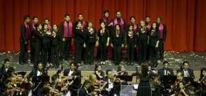 El Coro Polif&oacute;nico Municipal intervino al inicio del evento acompa&ntilde;ado por la Orquesta Sinf&oacute;nica Municipal de Loja. Andrea Vela dirigi&oacute; a estos &uacute;ltimos.
