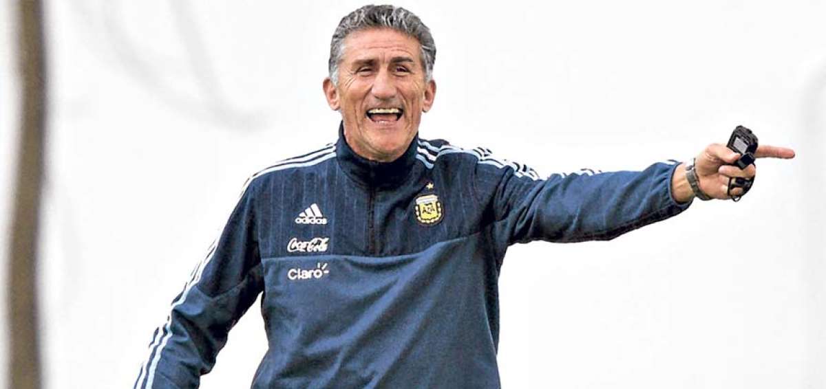 Edgardo Bauza se mostr&oacute; de buen &aacute;nimo durante las primeras pr&aacute;cticas que realiz&oacute; Argentina ayer en Lima.       