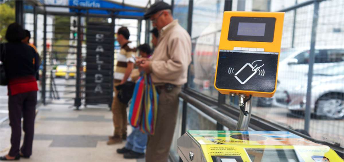 Los ciudadanos de Loja cuentan desde noviembre del a&ntilde;o anterior con la tarjeta electr&oacute;nica para cancelar sus pasajes en estaciones y paradas.