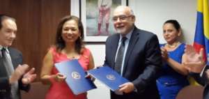 La embajadora ecuatoriana Aminta Buena&ntilde;o, y el ministro de Comercio Exterior nicarag&uuml;ense, Orlando Sol&oacute;rzano.