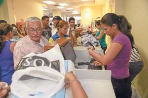 Ropa y art&iacute;culos de hogar fue lo que se vendi&oacute; ayer en el local principal de Casa Tosi, durante el primer d&iacute;a de liquidaci&oacute;n. Foto: William Orellana.