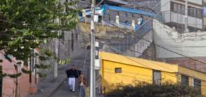 Las sirenas son colocadas en la parte alta de postes en cada barrio beneficiario del sistema, entre ellos El Sue&ntilde;o, La Merced, La Presidencial y La Alborada.