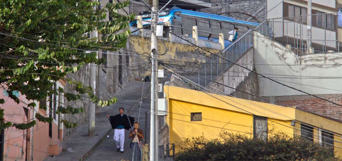 Las sirenas son colocadas en la parte alta de postes en cada barrio beneficiario del sistema, entre ellos El Sue&ntilde;o, La Merced, La Presidencial y La Alborada.