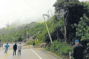Un deslave ocurrido ayer en el kil&oacute;metro 35 de la v&iacute;a Gir&oacute;n-Santa Isabel, en la provincia del Azuay, bloque&oacute; el tr&aacute;nsito vehicular. Foto: Eloy Peralta
