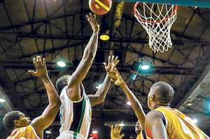 El pivote nortamericano Gerald Brooks (blanco) es una de las figuras de la UTE para el cotejo de hoy ante San Lorenzo de Vinces en el J.C. Hidalgo. Foto: Andr&eacute;s Darquea.