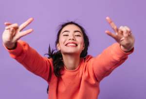 Especialistas advierten que uno de los principales errores es asociar la felicidad &uacute;nicamente con el &eacute;xito material.