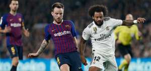 El volante Iv&aacute;n Rakitic (izq.), del FC Barcelona, disputa el bal&oacute;n con Marcelo (der.), defensa del Real Madrid.