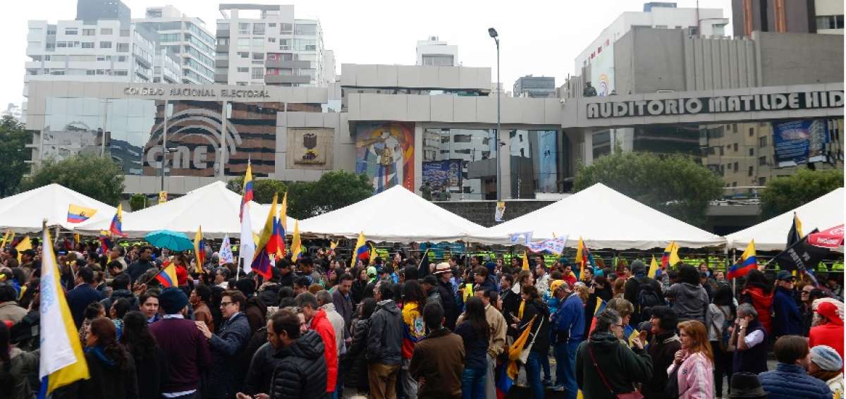 Por tercer d&iacute;a, simpatizantes de CREO se congregaron, protestaron y obstaculizaron el tr&aacute;fico en el CNE Quito