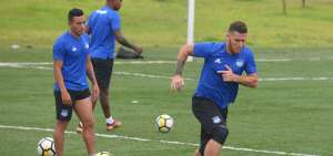 El defensa Francisco Silva (der.) domina el bal&oacute;n durante un entrenamiento de Emelec en el Polideportivo de Los Samanes.