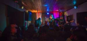 El cantante mexicano en la tarima de Back to Bar, en agosto. Tambi&eacute;n dio un show en Ibarra, donde lo escucharon los gestores de Imbabura Rock Fest.