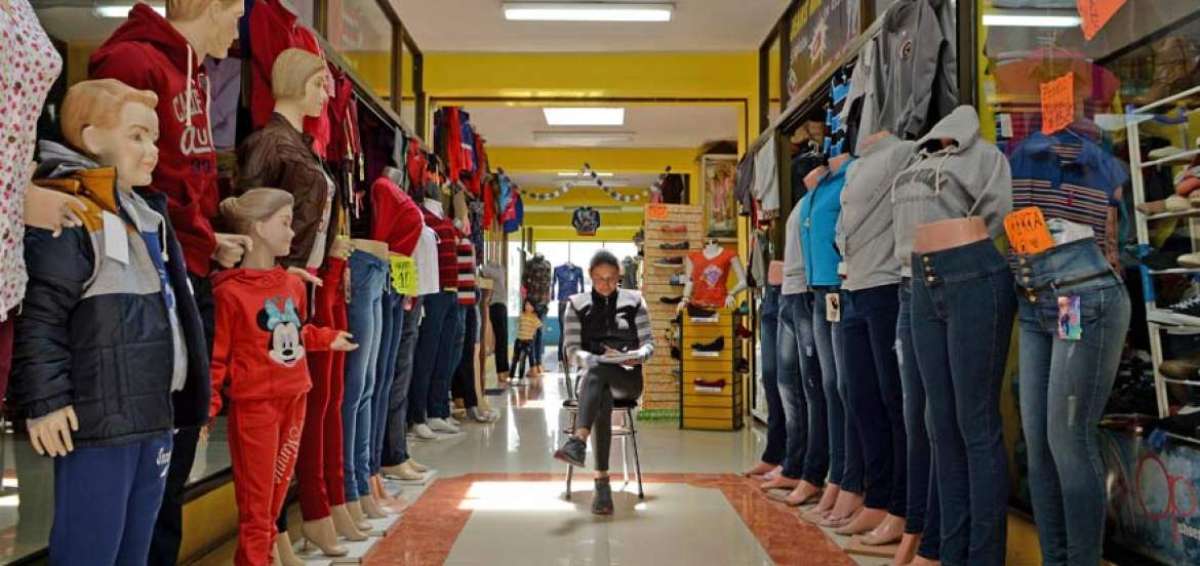 Norma Fr&iacute;as, due&ntilde;a de un almac&eacute;n de ropa en el barrio El Tambo, al igual que muchos de sus vecinos, espera las ventas suban en septiembre con el nuevo ciclo lectivo de la Sierra. De lunes a viernes los clientes son pocos.
