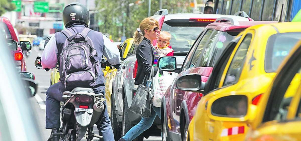 El cruce por cualquier zona de las v&iacute;as, en lugar de los pasos cebra, es una infracci&oacute;n com&uacute;n de los peatones.   