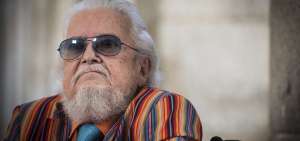 El autor obtuvo el Premio Nacional de Ling&uuml;&iacute;stica y Literatura (1991), el Premio Internacional Alfonso Reyes, entre otros galardones. 