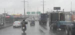 La precipitaci&oacute;n, de intensidad moderada, se extendi&oacute; hasta la ma&ntilde;ana de ayer y las calzadas se tornaron resbalosas en varios puntos.   