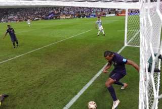 Jules Kounde, al tratar de despejar de la meta el gol de Messi. 