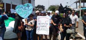 Habitantes de la isla San Crist&oacute;bal realizan un plant&oacute;n en protesta por la pesca ilegal.