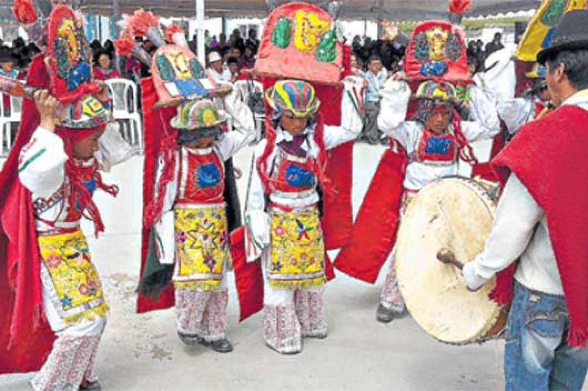 Son ellos, los que nos est&aacute;n bailando, los que saben bailar patria y testimonio, son ellos  los que salen al mundo  como susurros que se desprenden de esta tierra a  tomar los ritmos que se resbalan por nuestras miradas. Foto: Carlos Noboa 