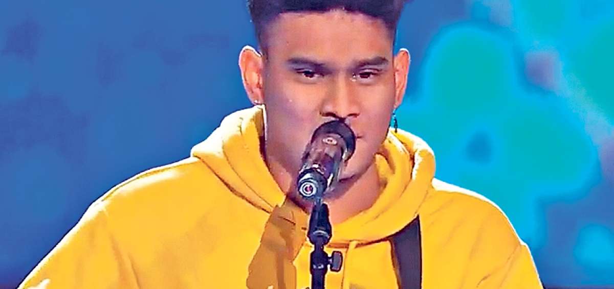 Lion es un m&uacute;sico amateur que acompa&ntilde;ado de su guitarra compone sus canciones. Vive en Barcelona, donde es camarero. 