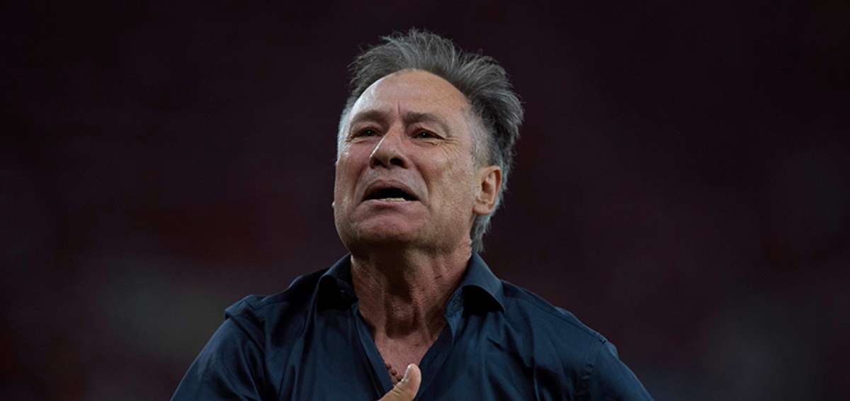 &rarr;Holan celebr&oacute; el t&iacute;tulo de la Copa Sudamericana con mucha euforia y l&aacute;grimas.