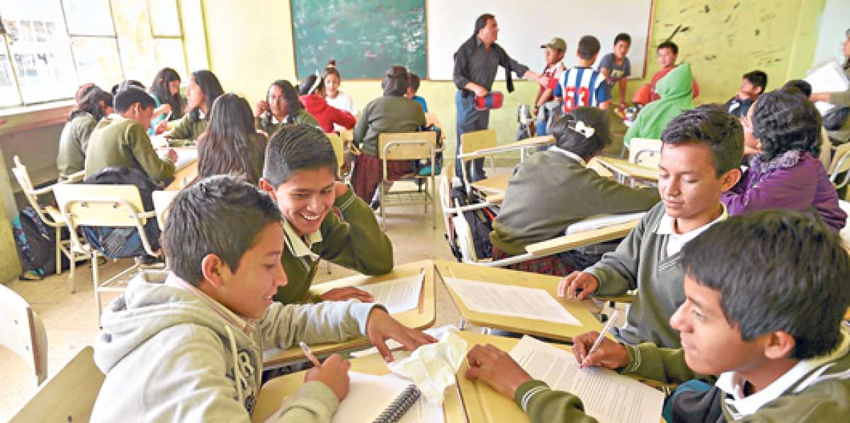 Con una simple lluvia de ideas, los aspirantes a comunicadores aprendieron las claves de la investigaci&oacute;n. Foto: Roberto Ch&aacute;vez / El Tel&eacute;grafo