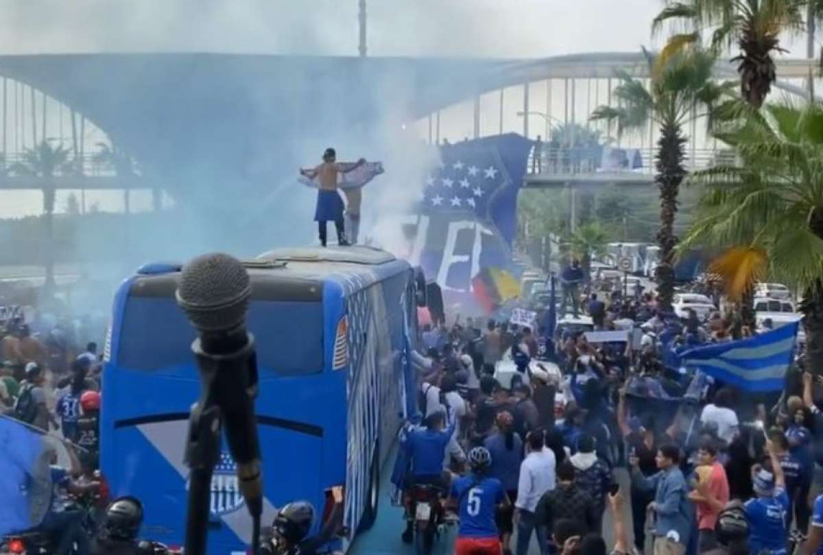 Hinchas de Emelec despidieron al equipo con un banderazo