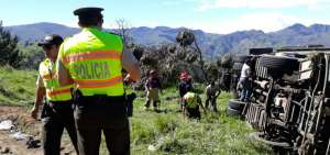 Accidente de bus escolar en la v&iacute;a Guaranda-Ambato deja un fallecido y 31 heridos