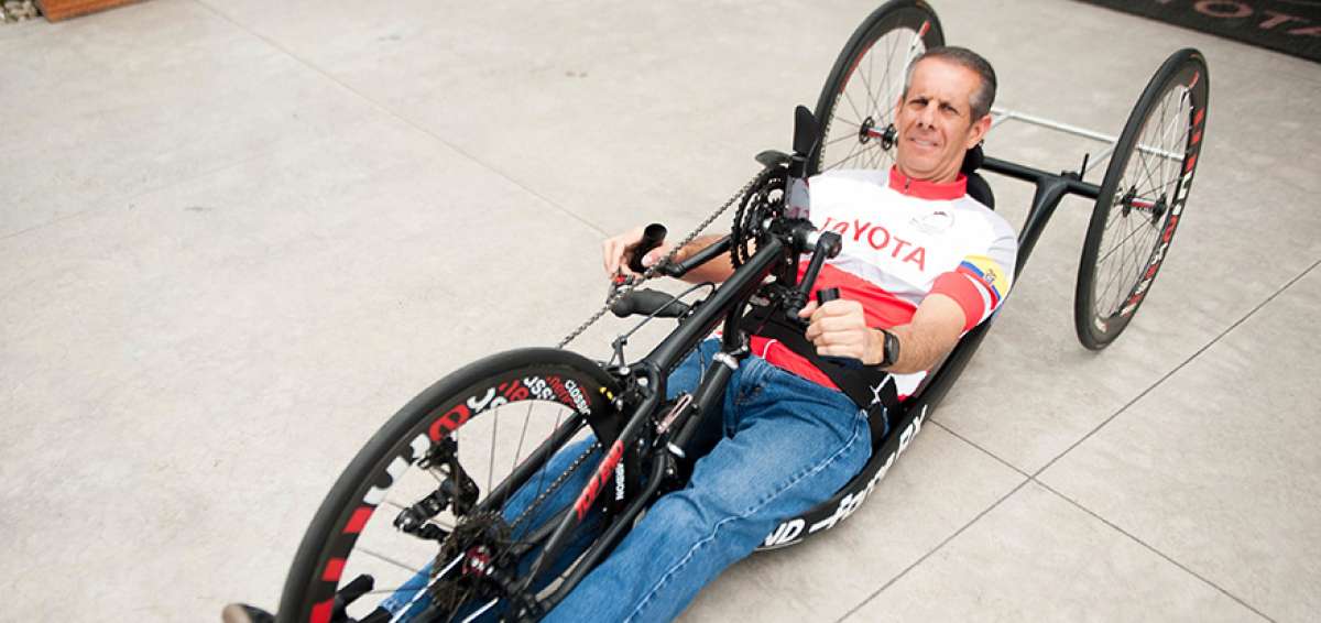 El triciclo manual, conocido en ingl&eacute;s como hand bikes, disponen de tres ruedas y de unos pedales adaptados para ser accionados con los brazos.