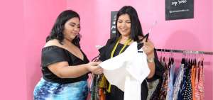 Samantha cabrera (der.) asesora a una clienta en Guayaquil.