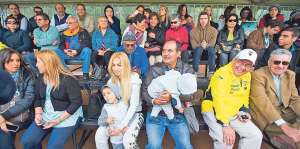 Familiares y amigos de los jugadores observan las pr&aacute;cticas de Ecuador en la cancha del hotel Vila Ventura. Foto: EFE.