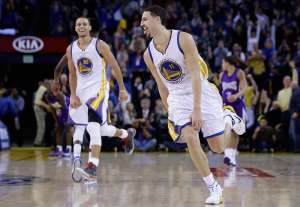 Klay Thompson (d.) fue considerado el mejor jugador de la semana en la conferencia oeste. Foto: AFP