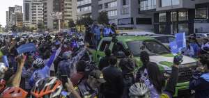 El ciclista Richard Carapaz saluda a los aficionados que lo siguieron a lo largo de la caravana en homenaje a su actuaci&oacute;n en el Giro de Italia.
