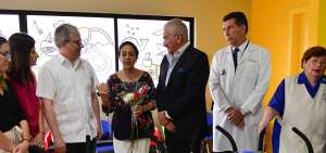 Roc&iacute;o Gonz&aacute;lez, presidenta del comit&eacute; Plan Toda una Vida, muestra las sillas de ruedas en el Hospital de la Sociedad de Lucha Contra el C&aacute;ncer. 