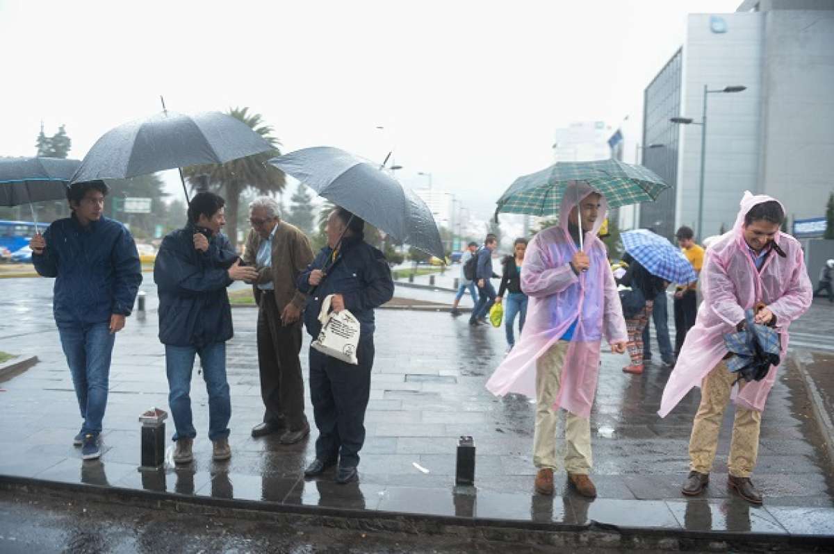 Una fuerte lluvia sorprendi&oacute; hoy a los quite&ntilde;os. Seg&uacute;n el Inahmi, los cambios de clima se mantendr&aacute;n. Foto: EL TEL&Eacute;GRAFO