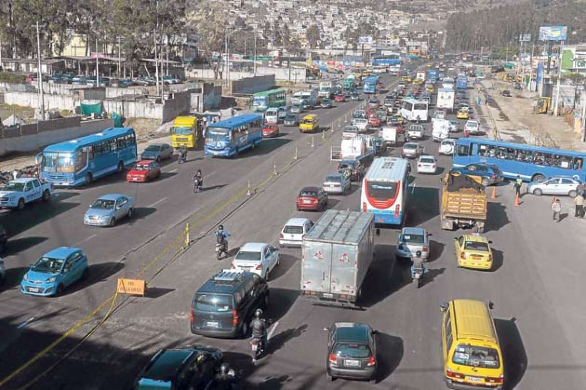 Largas filas de veh&iacute;culos se forman en la Panamericana entre Calder&oacute;n y Carapungo durante las ma&ntilde;anas. Foto: &Aacute;lvaro P&eacute;rez/ El Tel&eacute;grafo