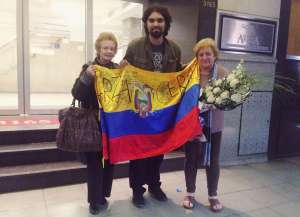 La madrina de Gustavo Cerati (i), el m&uacute;sico guayaquile&ntilde;o Juan Carlos Coronel y Liliam Clark, madre del exvocalista de Soda Stereo. Foto: Mito Lopez (Cortes&iacute;a).