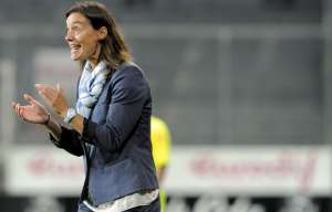 Corinne Diacre se convirti&oacute; en la primera mujer en entrenar a un equipo profesional. Foto: AFP
