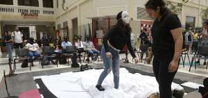 &rdquo;Pis&eacute;monos de una vez por todas&rdquo; fue la instalaci&oacute;n-performance propuesta por la docente Cristina Morales y sus alumnos, quien invit&oacute; a la gente a participar.