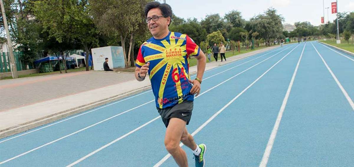 Juan Pilataxi mientras entrena en el parque La Carolina de Quito. Tras cumplir los 100 maratones se plantear&iacute;a un nuevo proyecto para ayudar a enfermos de c&aacute;ncer. 