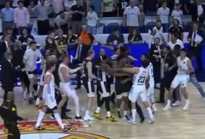 La pelea provocó que los jueces terminen el partido