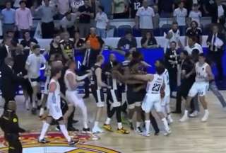 La pelea provocó que los jueces terminen el partido