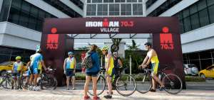 En los exteriores del hotel Sail Plaza, en la zona de Barbasquillo, se ubicaron algunos deportistas que participaron en el Ironman 70.3 de Manta.