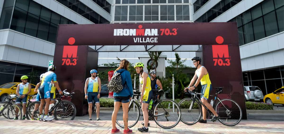 En los exteriores del hotel Sail Plaza, en la zona de Barbasquillo, se ubicaron algunos deportistas que participaron en el Ironman 70.3 de Manta.