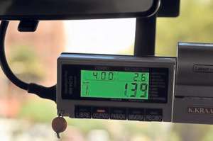 Los dispositivos que tienen instalados los taxistas en Cuenca deben ser calibrados con los valores aprobados. Foto: Jos&eacute; Luis Llivisaca / El Tel&eacute;grafo.