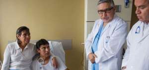 Do&ntilde;a Laura y su hijo Santiago durante el &uacute;ltimo chequeo que realizaron los doctores Ra&uacute;l Jervis y Leonardo Febres. El quite&ntilde;o ayer recibi&oacute; el alta m&eacute;dica.