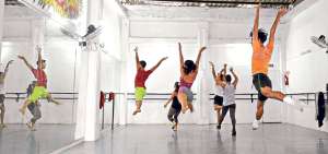 Los bailarines practican ritmos como hip hop, danza cl&aacute;sica, entre otros, en la academia Dancers, ubicada en la quinta etapa de la Alborada. Foto: Jos&eacute; Mor&aacute;n / El Tel&eacute;grafo