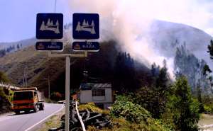 Conductores que observar los incendios cerca de las carreteras pueden reportarlos al ECU911. Foto: Roberto Ch&aacute;vez / El Tel&eacute;grafo