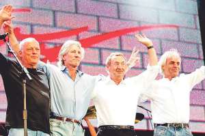 En la gr&aacute;fica durante el reencuentro de los integrantes de la banda en una gira en 2012.
