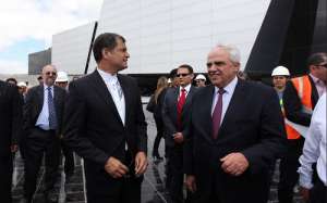 Hace dos semanas, Samper (d) realiz&oacute; una visita a Quito durante la cual fue a la sede de la Unasur, y recorri&oacute; junto al presidente Rafael Correa el terreno donde se construye la nueva legaci&oacute;n. Foto: Archivo